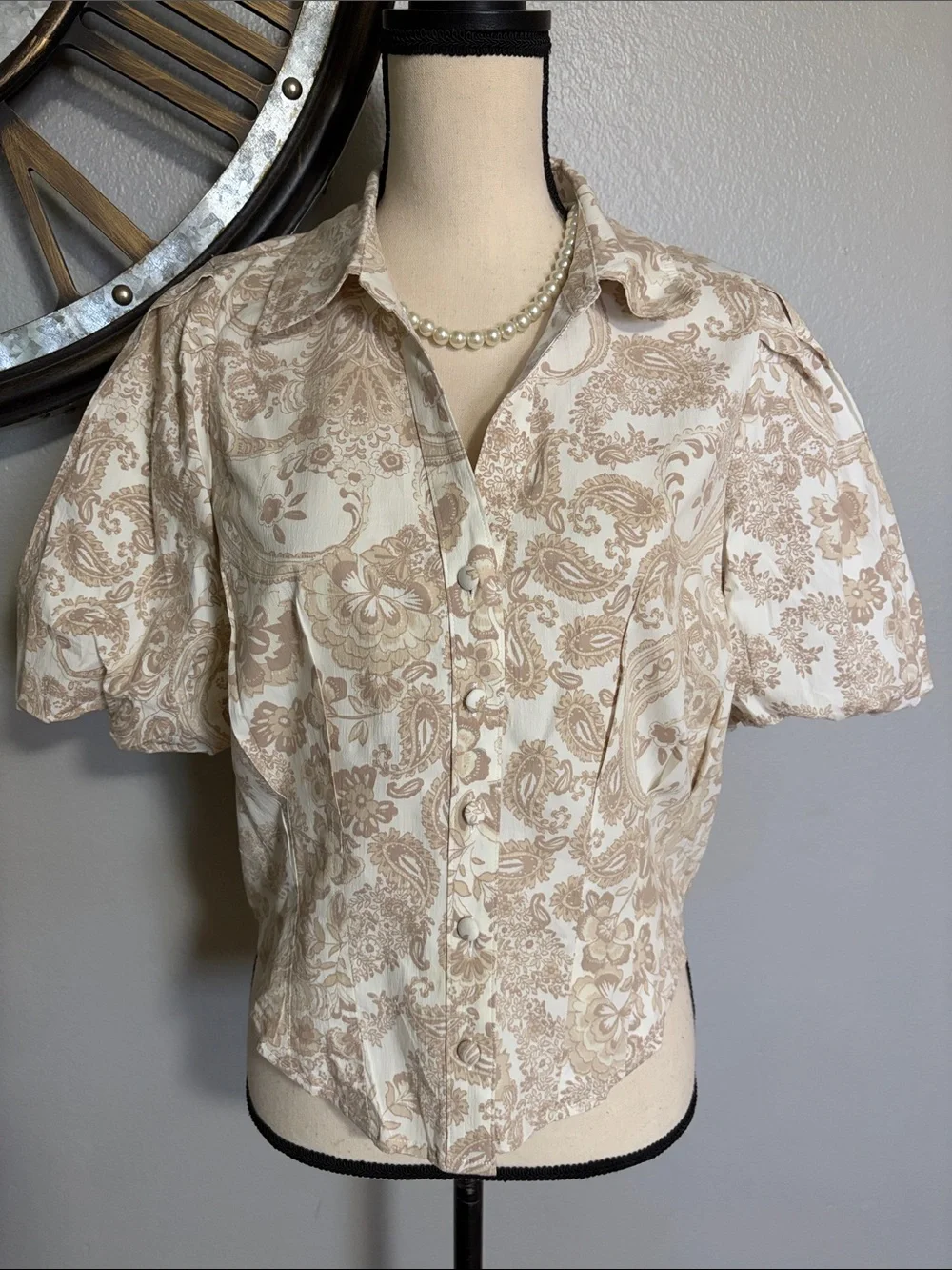 BAGATELLE White with tan flora print Puff Sleeve Button-Front Women's Shirt - Picture 1 of 10